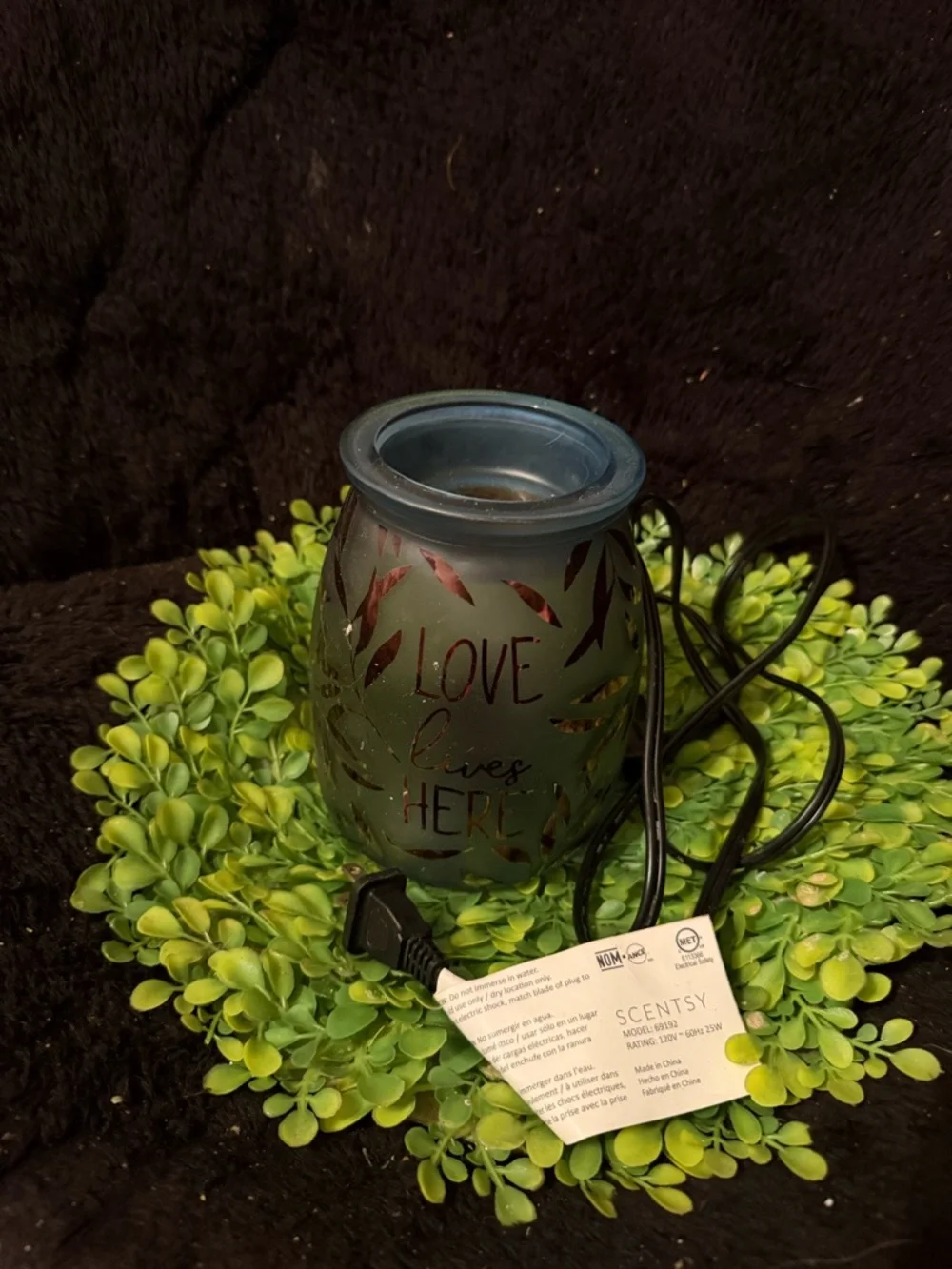 Scentsy 'Love Lives Here' Leaf Cutout Warmer